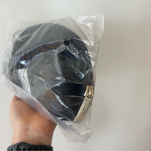 NWT Black / GOLD Lululemon Everywhere Belt bag 1L original size GOLD metal logo - Picture 10 of 15